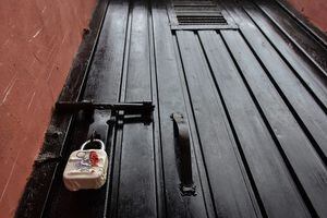 Al hijo no bastó con sacarlos de su propia casa y cambiar las cerraduras de la puerta, sino que no les entregó sus pertenencias como ropa.  (Photo by Saqib Majeed/SOPA Images/LightRocket via Getty Images)