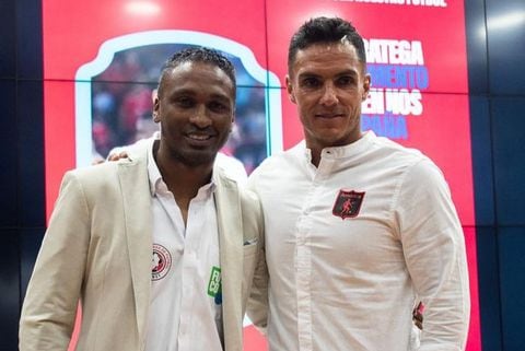 Iván Vélez (izquierda) con el técnico del América de Cali, Lucas González (derecha). | Foto: Instagram de Iván Vélez