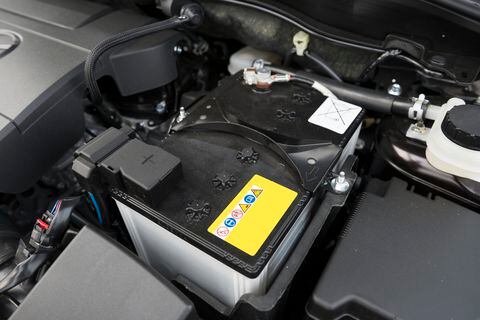Innovación en mantenimiento automotriz: cómo cambiar la batería del auto desde casa