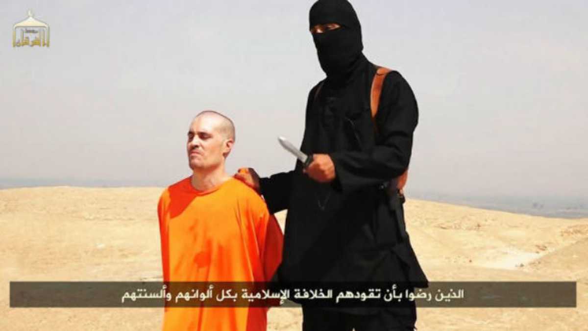El periodista estadounidense James Foley (izq), secuestrado por yihadistas del Estado Islámico hace dos años.