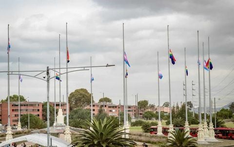La izada de las 20 banderas que simbolizan a la población LGBTI+ se dio en el Monumento de Banderas, ubicado en la localidad de Kennedy
