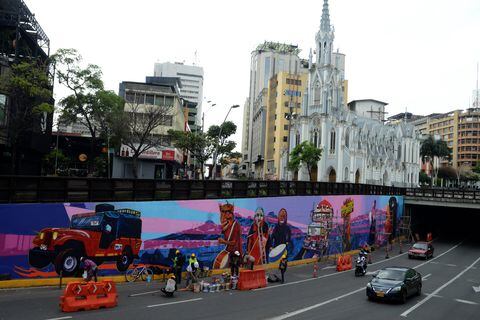 Cali: Continúan pintando los murales simbólicos de la ciudad a la salida del túnel de mundialista. Foto José L Guzmán. El País
