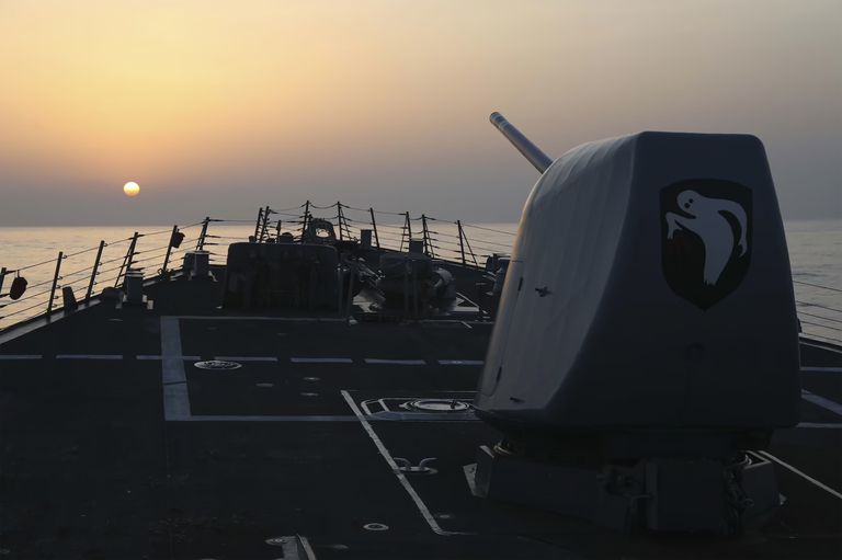 El destructor de misiles guiados USS Milius (DDG 69) de la clase Arleigh Burke realiza un tránsito de rutina por el Estrecho de Taiwán el 16 de abril de 2023