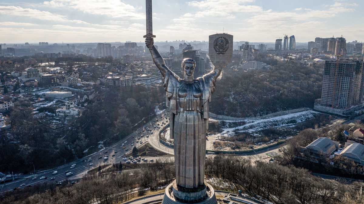 En esta imagen de archivo, vista del Monumento a la Patria Ucraniana, en Kiev, Ucrania, el 13 de febrero de 2022. (AP Foto/Efrem Lukatsky, archivo)