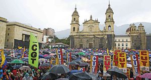 El jueves la plaza de Bolívar se llenó completamente de ciudadanos que llegaron a protestar pacíficamente. 