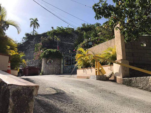 Una vista de la entrada de la residencia del presidente de Haití, Jovenel Moise, después de que fue asesinado en su casa en Puerto Príncipe, Haití, el 7 de julio de 2021. (Foto de Stringer/Agencia Anadolu a través de Getty Images)