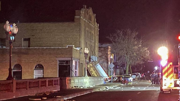 La marquesina caída se ve en la entrada principal del Teatro Apollo, donde un techo se derrumbó durante un tornado en Belvidere, Illinois, durante un concierto de heavy metal, el viernes 31 de marzo de 2023 por la noche.