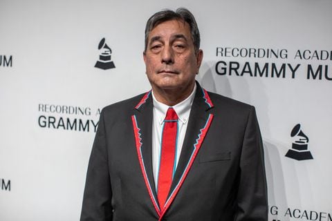 Songwriter Scott George, member of the Osage Native Americans Tribe, poses for a picture at the Grammy Museum in Los Angeles, on February 14, 2024. George spends his weekdays providing affordable housing for Native American families in Oklahoma, and his weekends singing at traditional Osage dances. That schedule will have to be interrupted next month as he travels to Hollywood for the Oscars, where the song he wrote for Martin Scorsese's film "Killers of the Flower Moon." "I guess you could use the word surreal. But I don't really know what that means any more compared to this," George told AFP. Foto: Apu GOMES / AFP.