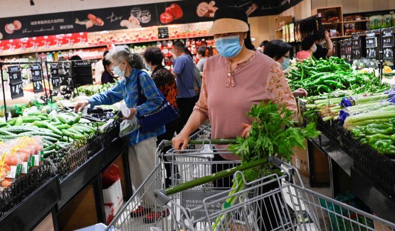 Miles de habitantes de Pekín salieron a los supermercados para abastecerse ante un posible confinamiento