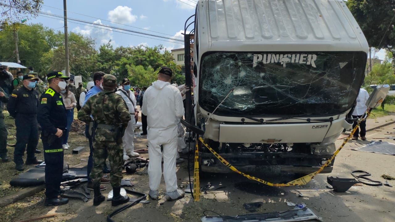 Se conocieron las imágenes del vehículo atacado con explosivos en Cali en el que se movilizaban uniformados del Esmad.