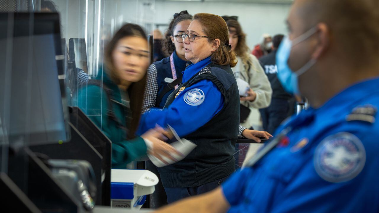 Los pasajeros pasan por el control de seguridad de la TSA en el Aeropuerto Internacional de Los Ángeles el miércoles 10 de enero de 2024 en Los Ángeles, CA.