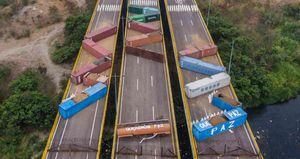 Un tanque cisterna y 15 contenedores fueron desplegados en los tres canales del puente internacional Tienditas. 