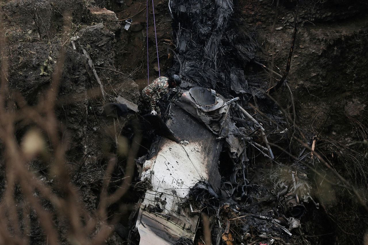 En imágenes : decenas de muertos en el peor accidente aéreo de Nepal en tres décadas