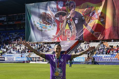La delantera española Jenni Hermoso del Pachuca de México sonríe durante un homenaje después de que ganó la Copa Mundial femenina con España, durante el partido de la liga femenil entre su club y Pumas, el domingo 10 de septiembre de 2023. (AP Foto/Eduardo Verdugo)