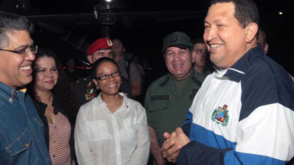 El presidente de Venezuela, Hugo Chávez, tras regresar a Caracas después de pasar once días en La Habana siguiendo el tratamiento de radioterapia que le fue prescrito después de la operación que sufrió en febrero pasado para extirparle un nuevo tumor canceroso. 