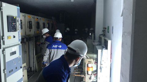 Funcionarios de Air-e trabajan en el reconexión de los circuitos afectados en el sur de Barranquilla.