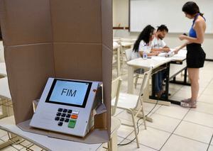 Una máquina de votación electrónica muestra la palabra "fin", durante la segunda vuelta de las elecciones presidenciales en un colegio electoral en Brasilia, el 30 de octubre de 2022. (Foto por EVARISTO SA / AFP)