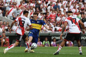 River Plate's defender Enzo Diaz (L) fights for the ball with Boca Juniors' midfielder Jabes Saralegui during the Argentine Professional Football League Cup 2024 match between River Plate and Boca Juniors at El Monumental stadium in Buenos Aires on February 25, 2024. (Photo by ALEJANDRO PAGNI / AFP)