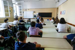 Las escuelas italianas cerraron en todo el país el 5 de marzo y nunca volvieron a abrir cuando Italia se convirtió en el epicentro de la pandemia en Europa. (Cecilia Fabiano / LaPresse vía AP)