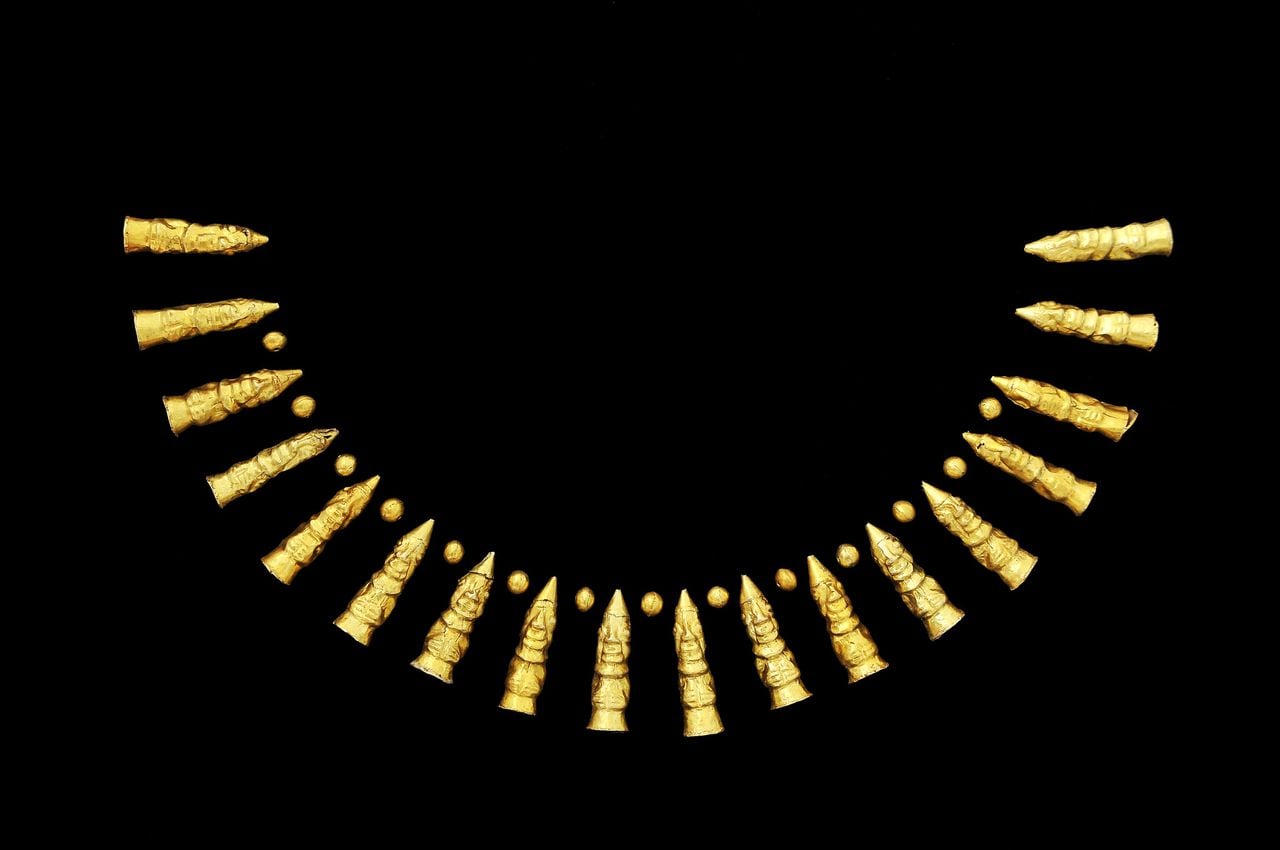 Collar de 18 idolillos de oro. Hace parte de la exposición La Sacerdotisa de Chornancap, Perú del Museo del Oro. Cortesía del Banco de la República.