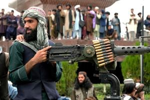 Un combatiente talibán maneja su arma durante las celebraciones un año después de que los talibanes tomaron la capital afgana, Kabul, frente a la embajada de Estados Unidos en Kabul, Afganistán, el lunes 15 de agosto de 2022. (AP Photo/Ebrahim Noroozi)