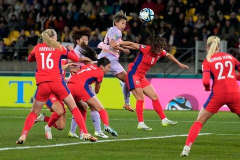 Mina Tanaka de Japón, al centro, y Vilde Boe Risa de Noruega disputan el balón durante el partido de fútbol de la segunda ronda de la Copa Mundial Femenina entre Japón y Noruega en Wellington, Nueva Zelanda, el sábado 5 de agosto de 2023. (Foto AP/Alessandra Tarantino)