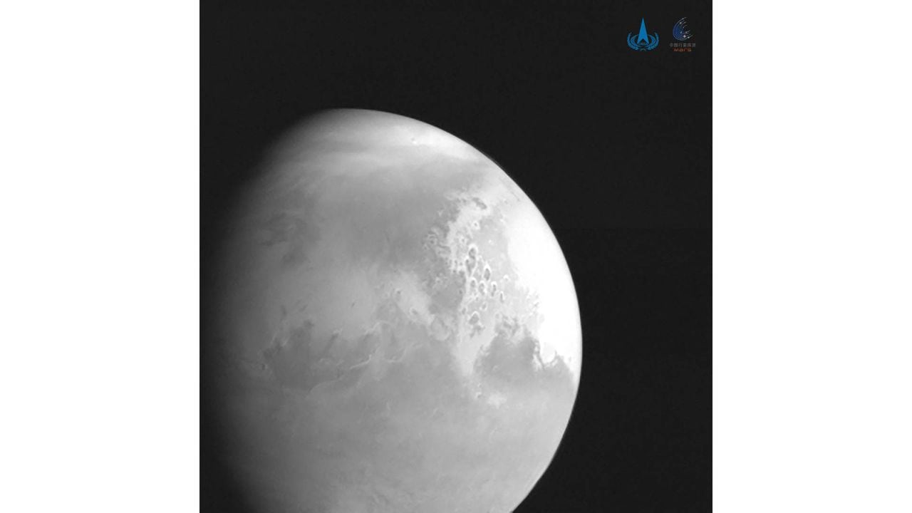 La imagen en blanco y negro fue tomada a unos 2,2 millones de kilómetros de Marte
