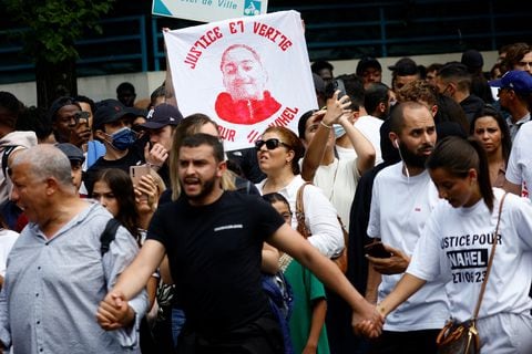 La gente asiste a una marcha en homenaje a Nahel, un adolescente de 17 años asesinado por un oficial de policía francés durante una parada de tráfico, en Nanterre, suburbio de París, Francia, el 29 de junio de 2023. El lema dice "Justicia y verdad para Nahel" .