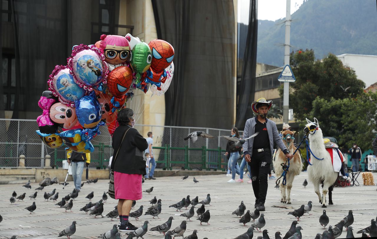 Adulto mayor 
Economia informal
vendedor ambulante
Trabajo informal
rebusque
Plaza de Bolivar
Bogotá mayo 8 del 2021
Foto Guillermo Torres Reina / Semana