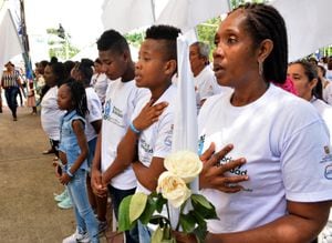 Las víctimas marcharon por la paz y rechazaron la revictimización. Levantaron sus voces por los líderes sociales asesinados y llevaron flores blancas como símbolo de esperanza en medio de la incertidumbre por el futuro del conflicto armado.