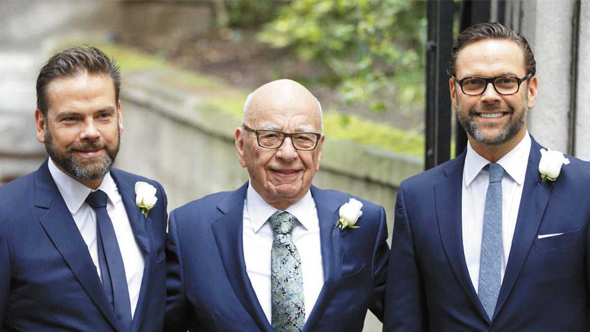 Rupert Murdoch con los dos hijos que quieren sucederlo: Lachlan y James. Ambos tiene visiones muy diferentes del futuro de las compañías de su padre.