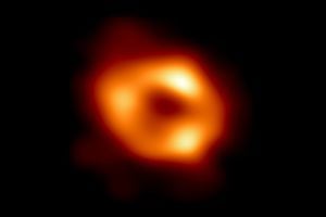Esta es la primera imagen de Sagitario A* (o Sgr A* para abreviar), el agujero negro supermasivo en el centro de nuestra galaxia. Fue capturado por el Event Horizon Telescope (EHT), una matriz que unió los observatorios de radio en todo el planeta para formar un solo telescopio virtual "del tamaño de la Tierra. Foto Colaboración EHT/Fundación Nacional de Ciencias/Folleto 