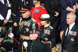 Carlos III encabeza procesión fúnebre de Isabel II en Edimburgo. (Photo by PHIL NOBLE / POOL / AFP).
