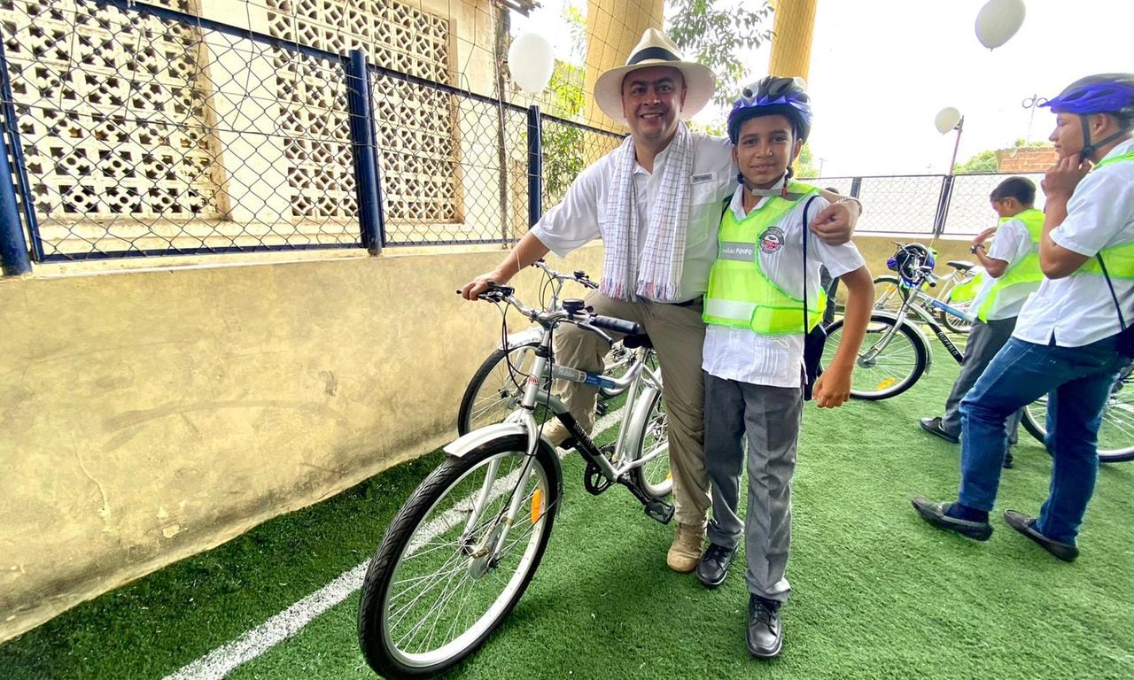 Gobierno entregó a 171 niños de Aracataca, El Banco y Ciénaga, en el departamento de Magdalena, sendas bicicletas, para facilitar su movilidad entre sus hogares y los centros educativos.