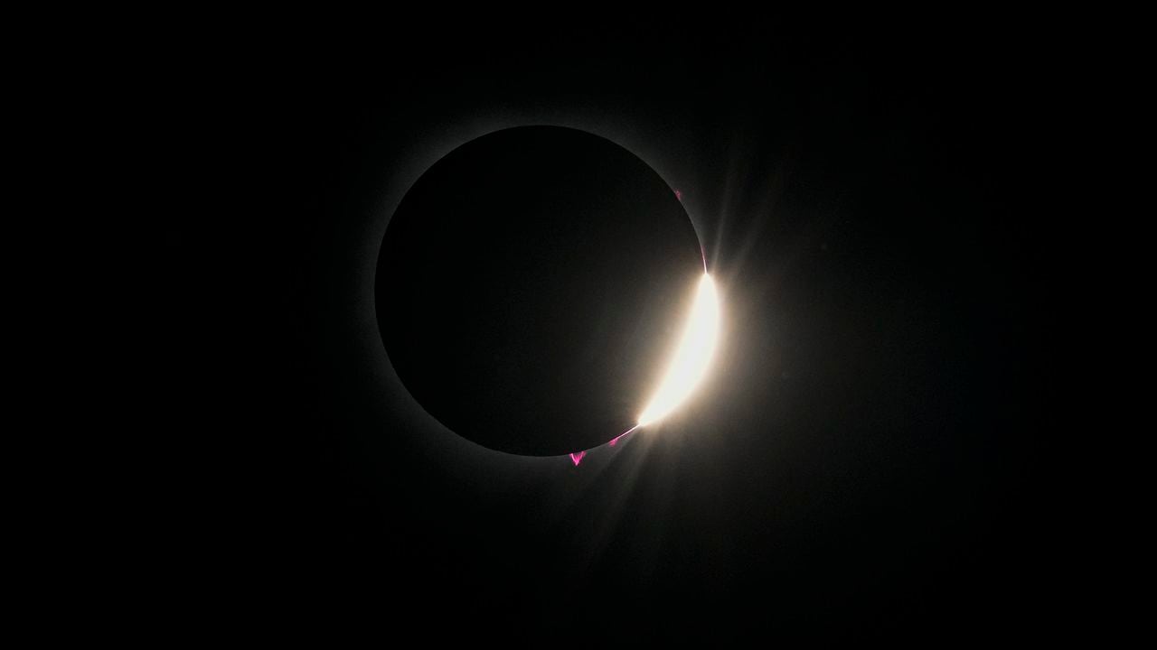 El efecto del anillo de diamantes se ve durante un eclipse solar total visto desde Arlington, Texas, el lunes 8 de abril de 2024