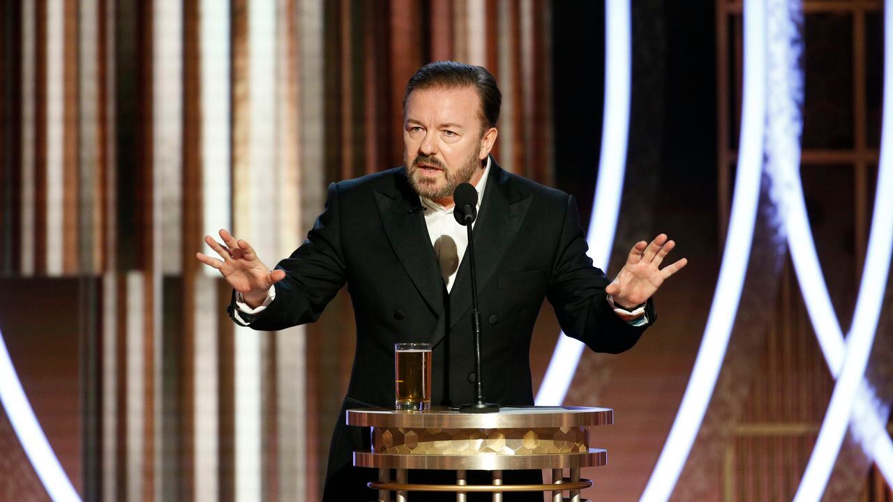 En esta fotografía proporcionada por NBCUniversal Media, LLC, el presentador Ricky Gervais habla en el escenario durante la 77a Entrega Anual de los Globos de Oro en el Hotel Beverly Hilton el 5 de enero de 2020 en Beverly Hills, California.