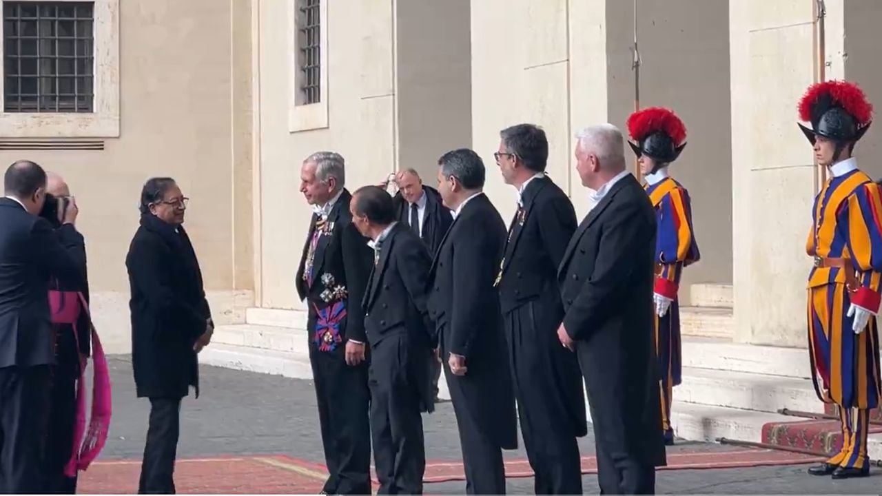 Petro fue recibido por el Arzobispo Leonardo Sapienza.