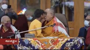 Una polémica se encendió tras la publicación de un video en el que aparece el Dalai Lama, Tenzin Gyatso, besando a un niño en la boca durante un oficio religioso.