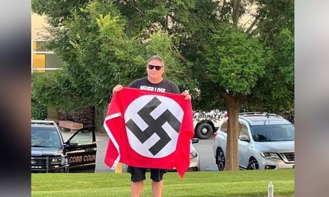 La presencia de personas ondeando banderas neo nazis al exterior de una sinagoga en Estados Unidos generan indignación.
