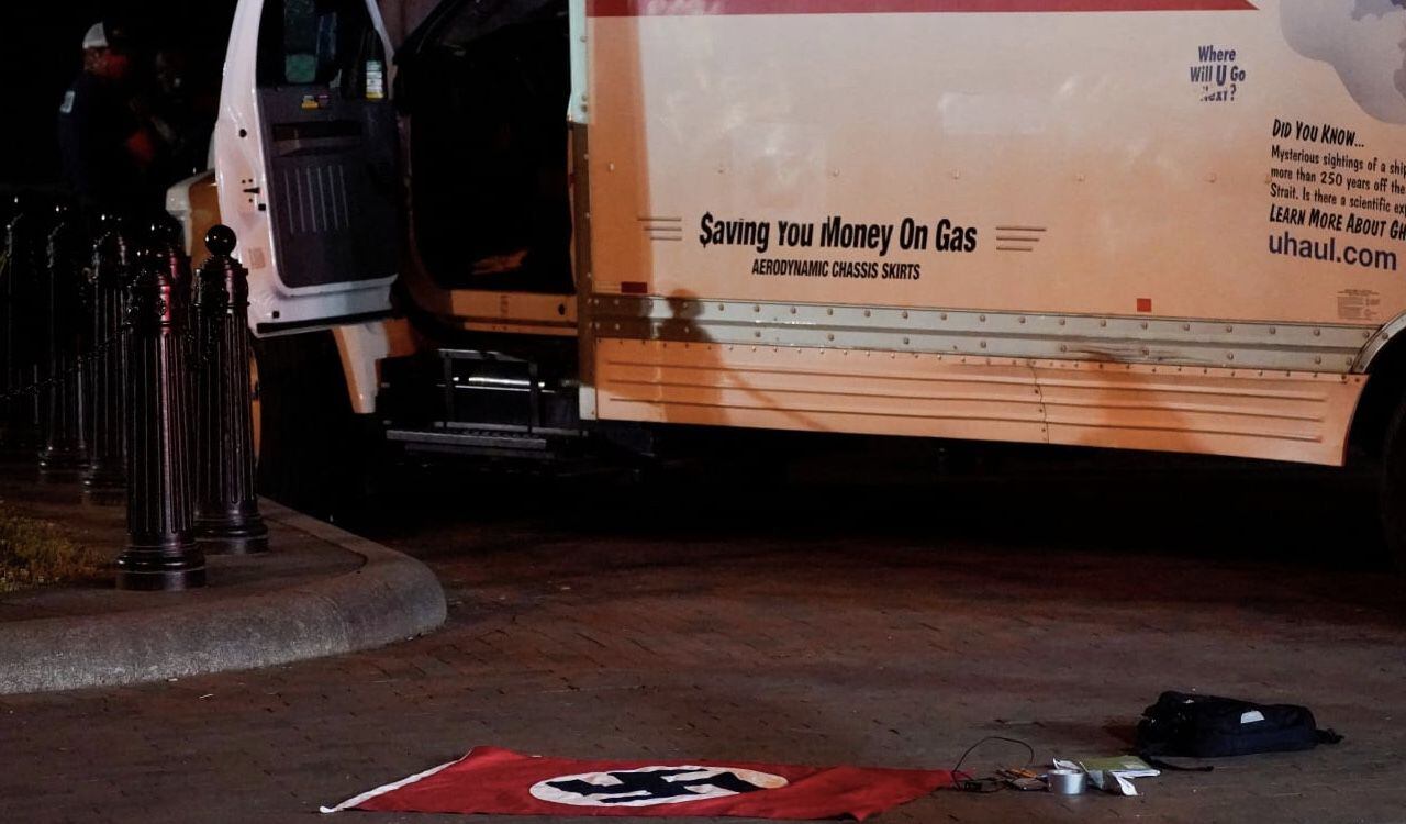 En el camión las autoridades encontraron una bandera nazi