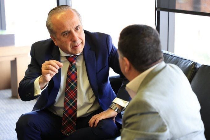 El ministro de Transporte, Guillermo Reyes, conversando con Hugo Ospina, presidente de Asoproctax.