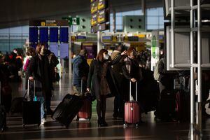 Varios pasajeros con maletas en el aeropuerto de El Prat, a 19 de noviembre de 2021, en Barcelona, Cataluña (España). El aeropuerto de la red Aena es el primer aeropuerto en extensión y tráfico de Cataluña y el segundo aeropuerto con mayor tráfico de España detrás del Aeropuerto Adolfo Suárez Madrid-Barajas.
19 DE NOVIEMBRE DE 2021;BARCELONA;CATALUÑA;EL PRAT;VUELOS;PASAJEROS;AVIONES;INTERNACIONAL
David Zorrakino / Europa Press
19/11/2021