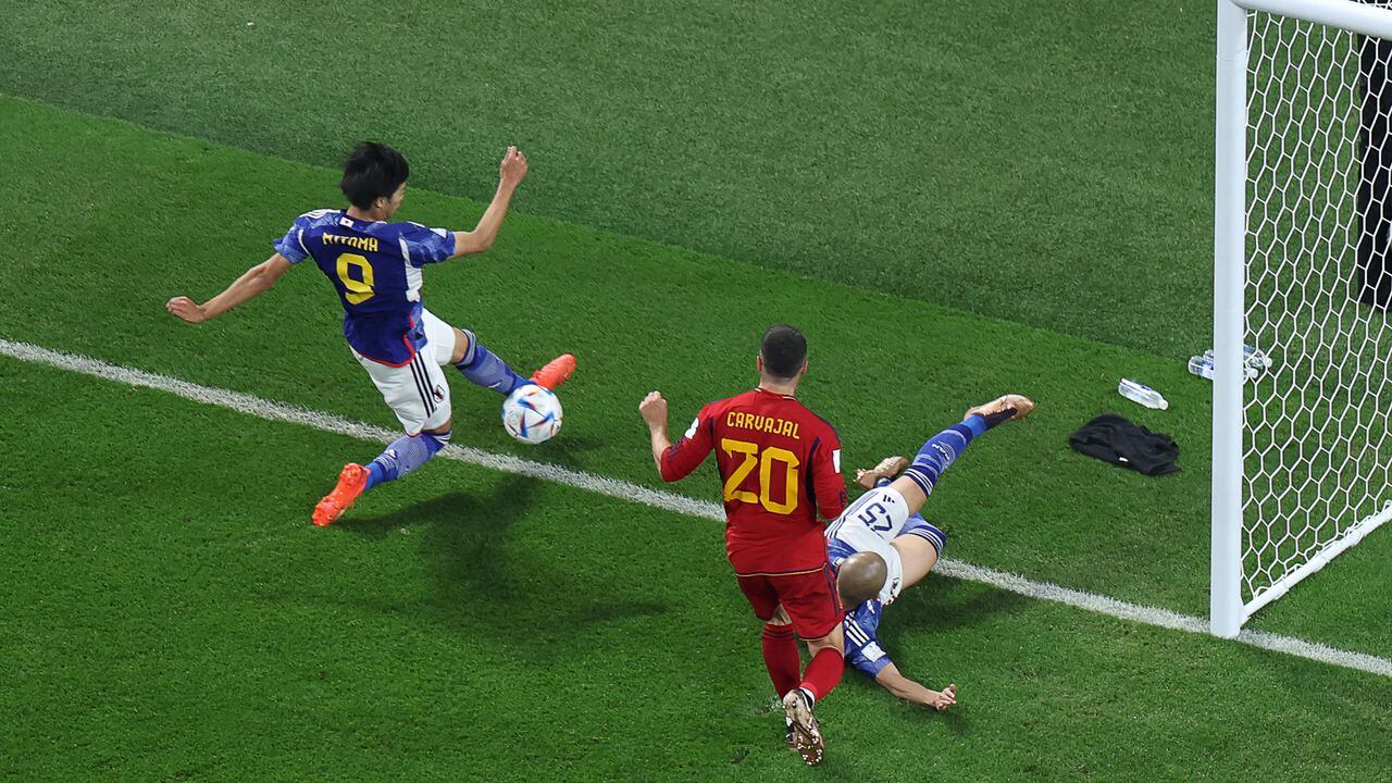 Japan's forward #09 Kaoru Mitoma (L) crosses the ball for his team's second goal during the Qatar 2022 World Cup Group E football match between Japan and Spain at the Khalifa International Stadium in Doha on December 1, 2022. (Photo by Giuseppe CACACE / AFP)