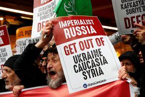 Los manifestantes gritan consignas durante una protesta contra la operación militar de Rusia en Ucrania, frente al Consulado de Rusia en Estambul, Turquía, el 24 de febrero de 2022. REUTERS/Murad Sezer