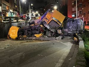 Una volqueta cayó encima de varios vehículos en la avenida circunvalar con calle 84. 02/03/2022.