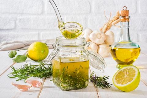 El aceite de limón tiene diferentes propiedades que lo hacen  un aliado especial en la limpieza del hogar.