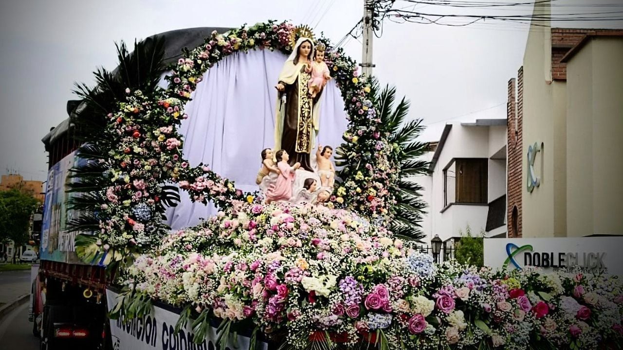 Estatua de la virgen del Carmen en el desfile en Pasto.