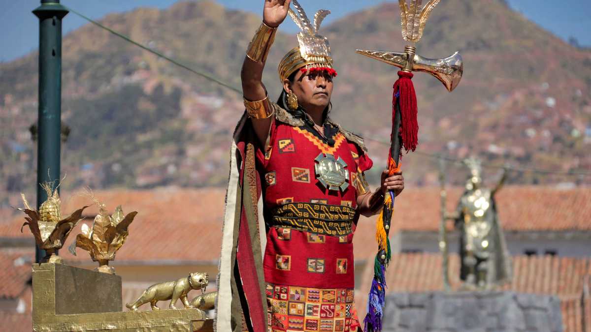 El emperador inca en el antigua ritual, durante el Festival Inti Raymi Festival in Cusco, Perú. Foto de Jose Carlos ANGULO / AFP.