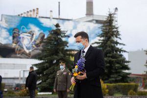 This handout picture taken and released by the Ukrainian Presidential Press Service on April 26, 2021 shows the President Volodymyr Zelensky laying flowers at the foot of monument commemorating the victims of the Chernobyl Nuclear Power Plant disaster, near Chernobyl. - Zelensky on April 26, 2021, urged the international community to work together to ensure nuclear security and prevent a repeat of the Chernobyl disaster on the 35th anniversary of the world's worst nuclear accident. (Photo by Handout / UKRAINIAN PRESIDENTIAL PRESS SERVICE / AFP) / RESTRICTED TO EDITORIAL USE - MANDATORY CREDIT "AFP PHOTO /Ukrainian Presidential Press Service " - NO MARKETING - NO ADVERTISING CAMPAIGNS - DISTRIBUTED AS A SERVICE TO CLIENTS