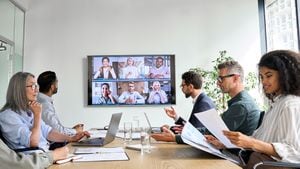 Diversos empleados de la empresa que tienen videollamadas de conferencias de negocios en línea en el monitor de pantalla de televisión en la sala de reuniones de la junta. Presentación de videoconferencia, concepto de capacitación corporativa de grupo virtual global.